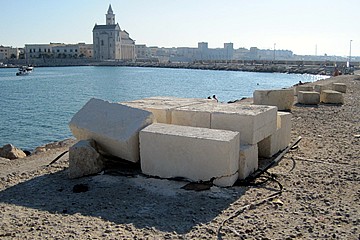 Molo San Nicola, rifiuti e degrado