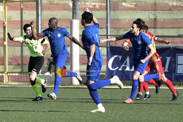 Moussa esulta dopo goal a Gallipoli. <span>Foto Coribello</span>