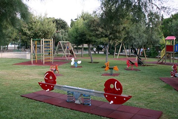 Parco giochi nella villa comunale di Trani