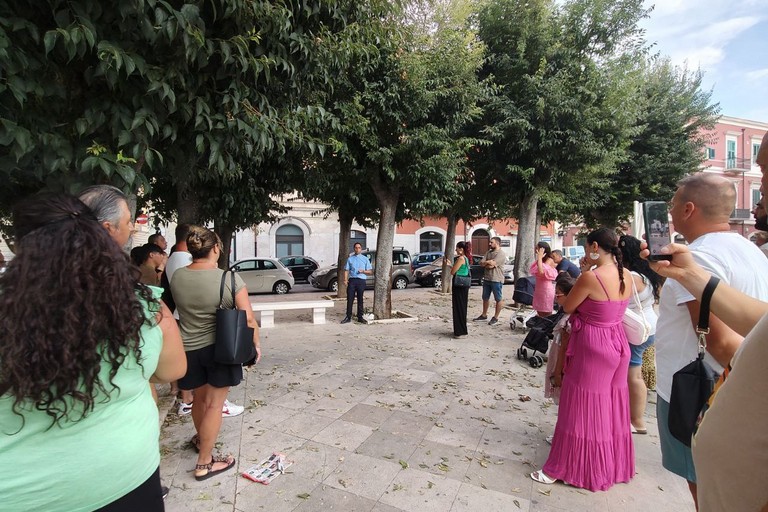 Don Pasquale Quercia benedice panchina per Giuseppe Paolicelli. <span>Foto Adriana Fabrizio</span>