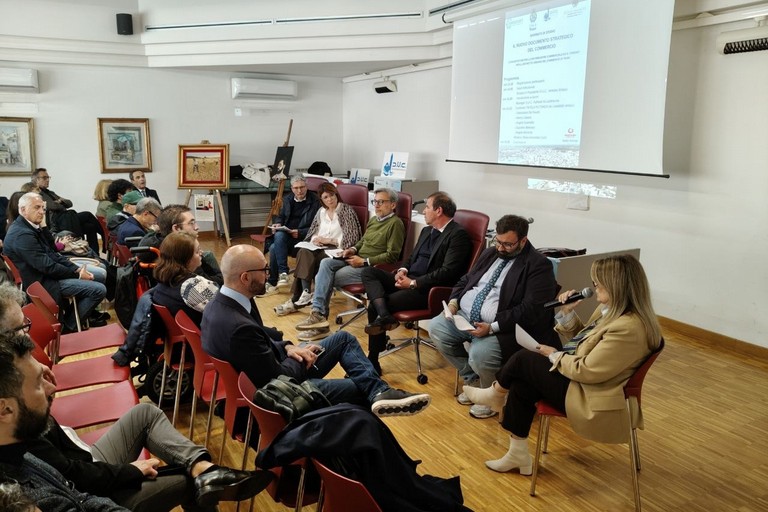 I candidati sindaco di Trani si confrontano sul futuro el commerci e del turismo tranese. <span>Foto Adriana Fabrizio</span>