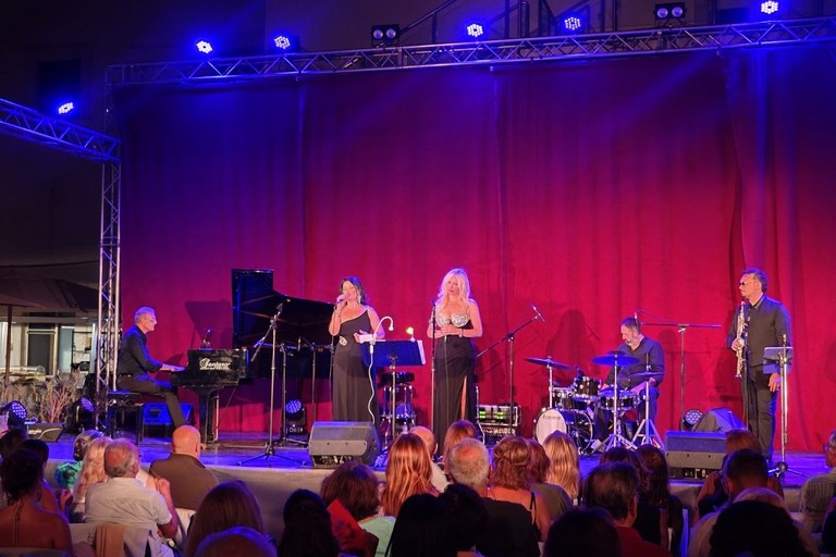 Daniele Balducci (pianoforte), Vanna e Lisa Sasso (voci), Saverio Petruzzellis (batteria), Cristian Mele (sax). <span>Foto Adriana Fabrizio</span>