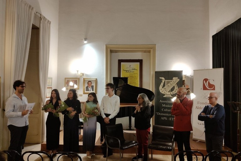 da sinistra: Alfonso Soldano, Morena Fornelli, Sara Sasso, Emanuela Carmela Eplite, Riccardo Fiore, Cinzia Falco, Mario Angiolelli e Livio Costarella. <span>Foto Adriana Fabrizio</span>