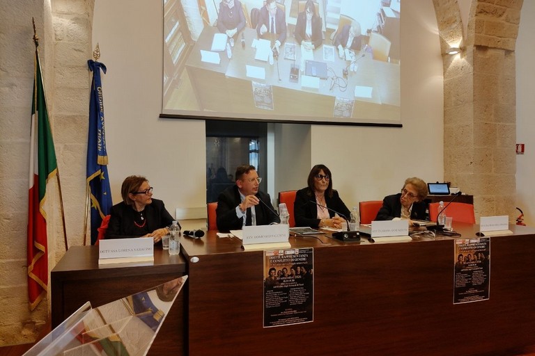 da sinistra: dott.ssa Lorena Saracino, gli avv. Domenico Facchini e Maria Annunziata, dott.ssa Maria Rita Verardo. <span>Foto Adriana Fabrizio</span>