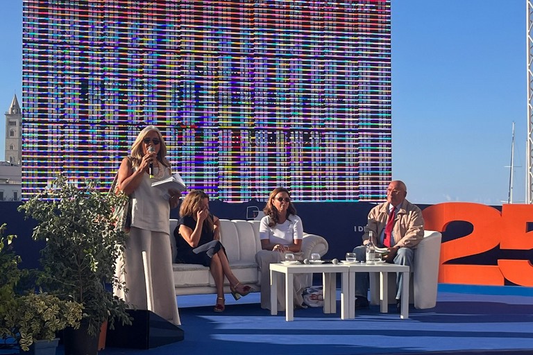 Lia Piano, Anita Guarnieri e Piero Dorfles ai Dialoghi di Trani. <span>Foto Marina Laurora</span>