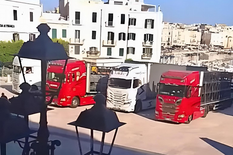 Battiti Live a Trani tra entusiasmo e polemiche: i primi camion in Piazza Quercia fanno discutere, la Polizia Locale interviene e multa i veicoli
