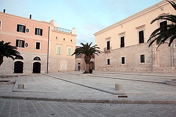 Piazza Sacra Regia Udienza a Trani