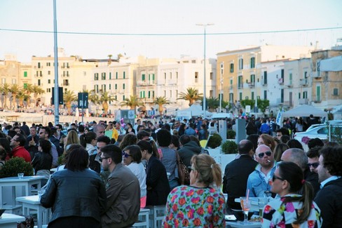 gente al porto di Trani