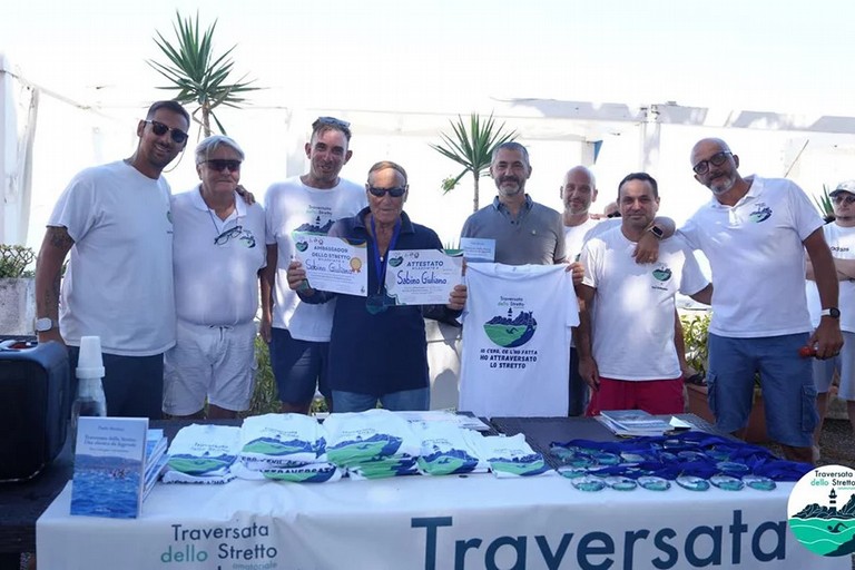 Premiazione prof. Sabino Giuliano alla Traversata dello Stretto Amatoriale. <span>Foto Traversata dello Stretto Amatoriale</span>