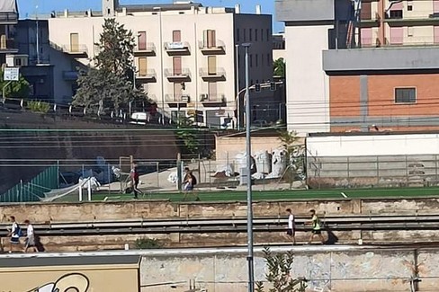 Ragazzi attraversano binari