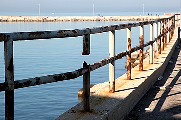 Ringhiere arrugginite nei pressi del molo Sant'Antuono