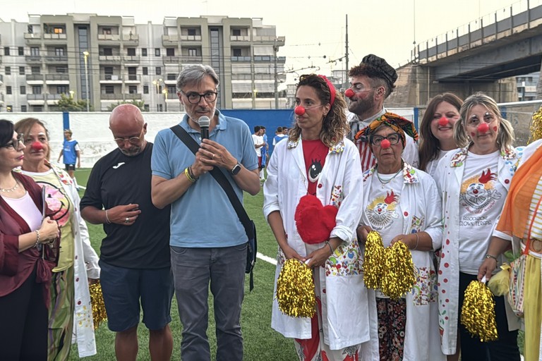 Il compleanno più bello nel cielo di Trani: la città festeggia i 18 anni di Saverio, il "Cuor di Leone" che voleva guarire i bambini