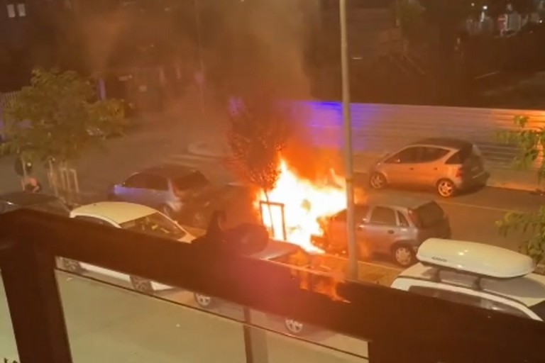 Incendio auto in Via Bari