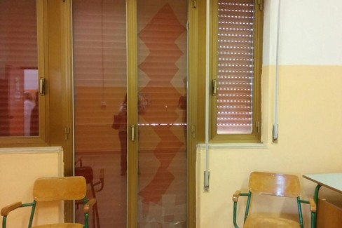 scuola materna Madre Teresa di Calcutta, vetri danneggiati