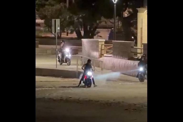 Trani, moto in spiaggia