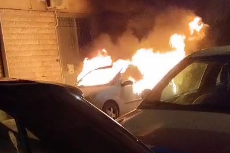 Via Festa - Trani | Auto in fiamme. <span>Foto credits</span>