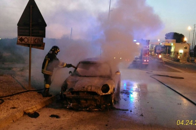 Auto in fiamme