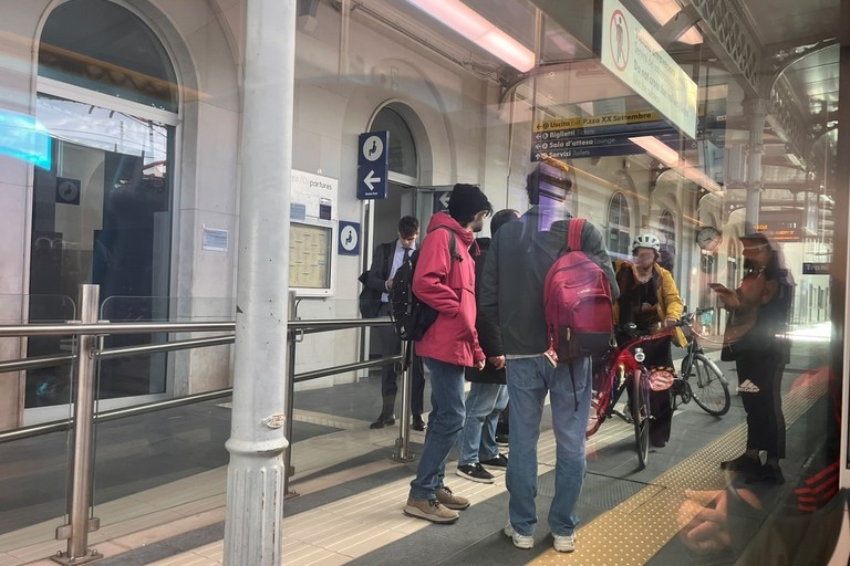 Circolazione ferroviaria a rilento a Trani: ritardi a catena per cantieri vicino Molfetta