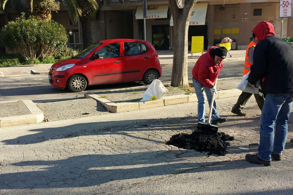 Colmature buche in Corso don Luigi Sturzo