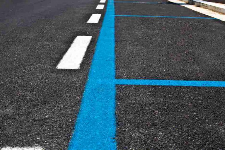 Nuove strisce blu a Trani: divieto di fermata temporanei per segnaletica