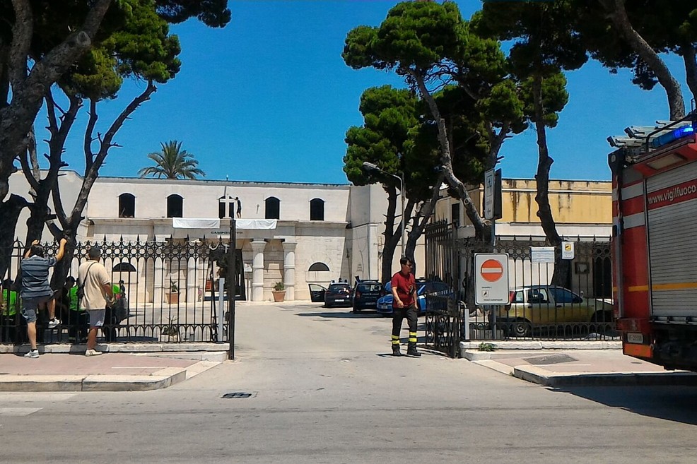 Minaccia suicidio al cimitero