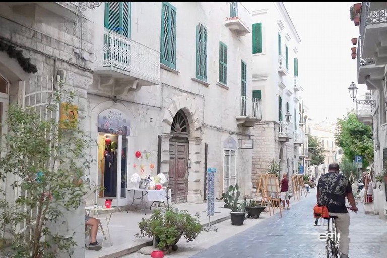 Trani contro la desertificazione commerciale: un piano strategico per salvare le vetrine della città