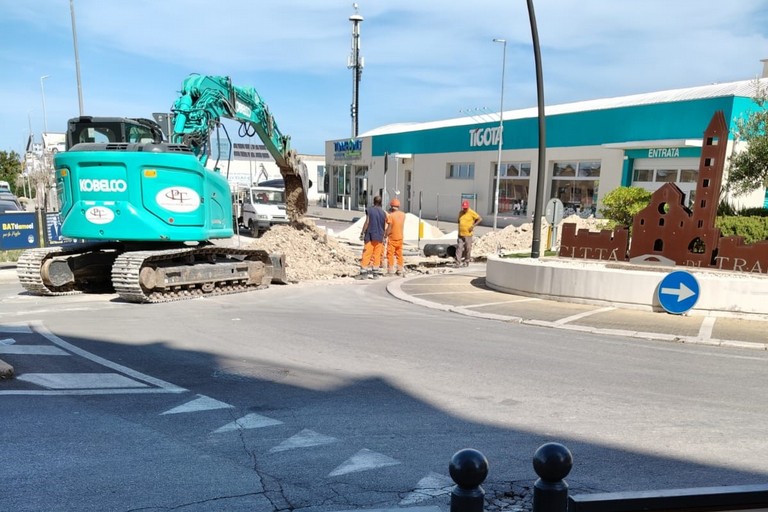Lavori per il riutilizzo delle acque reflue, rivoluzione del traffico in sette vie a Trani. <span>Foto Credits</span>