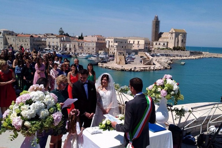 Sposarsi a Trani: via libera ai matrimoni civili in ville, lidi e palazzi storici