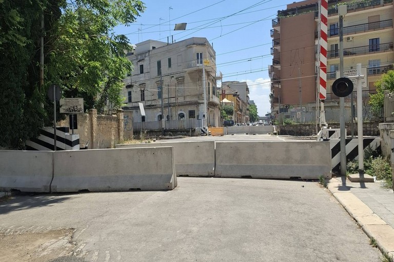 Editoriale | Passaggio a Livello di Via De Robertis a Trani fra il silenzio della politica, il ruolo del parroco e il diritto dei Cittadini all'informazione ufficiale