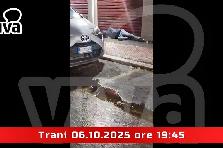 Uomo a terra in pieno centro, l'indifferenza che uccide la città. <span>Foto Credits</span>
