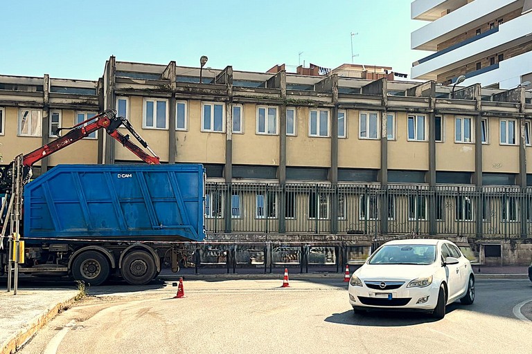 Trani, via Istria: emergono le criticità della scuola “Baldassarre” dopo il taglio dei pini