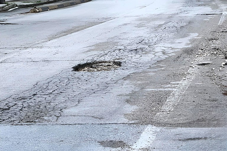 Buche pericolose a Trani: allarme sicurezza in via Martiri di Via Palermo. <span>Foto Credits</span>