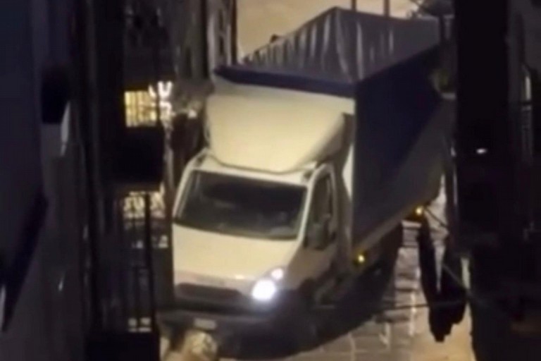 Incidente in via Ognissanti a Trani: autocarro contro edificio