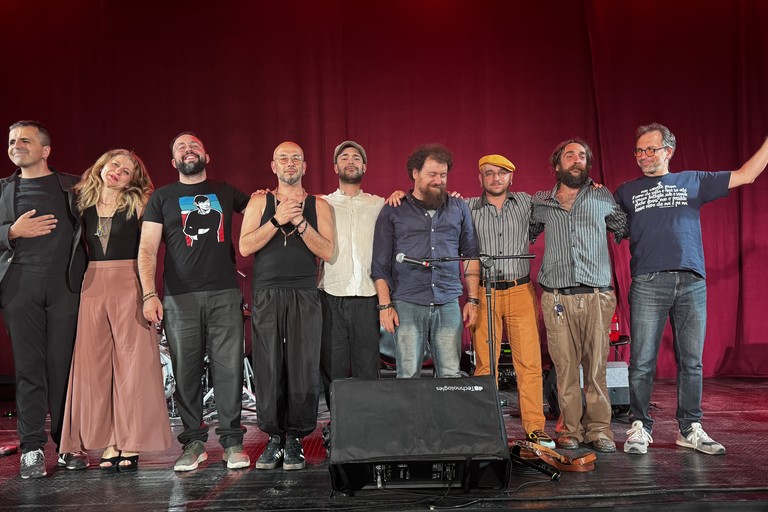 La poesia di De André suggestiona Trani: il trionfo de “I Maltesi” a Palazzo Beltrani per il debutto di “Canta Autori”