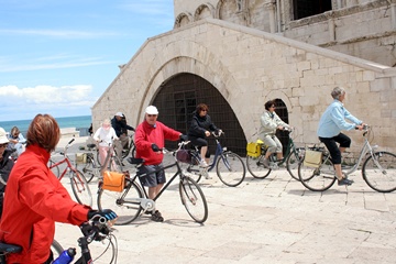 Trani, turisti in bici