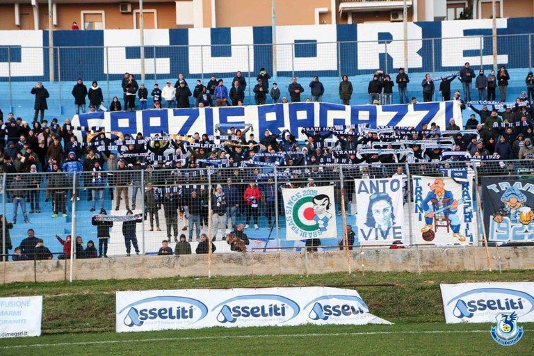 Ultras tranesi tributano ringraziamento ai calciatori