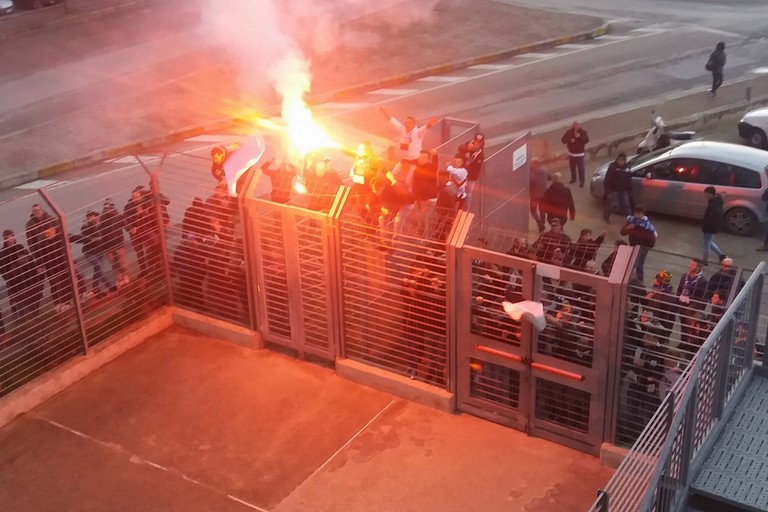 Ultras Trani allesterno dello stadio dopo la semifinale