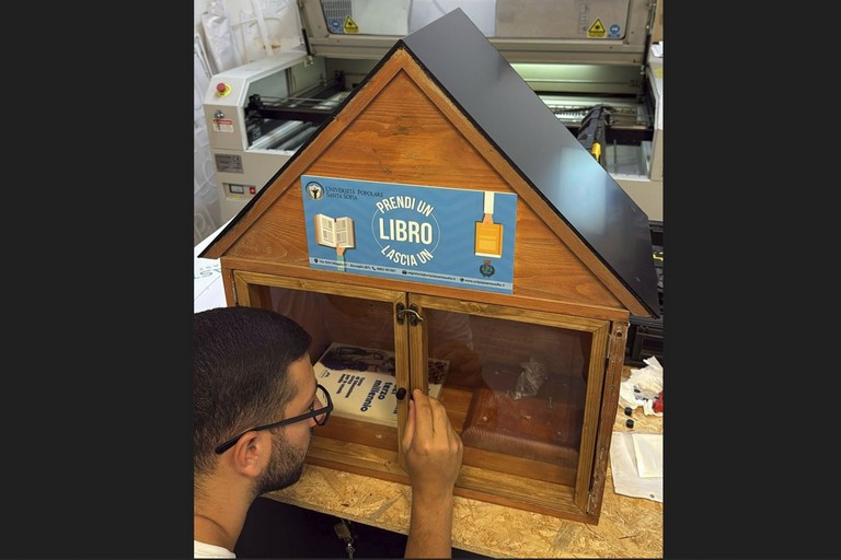 Una piccola biblioteca in Villa Comunale