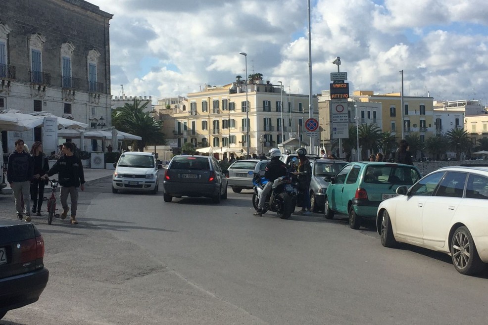 varchi attivi al porto con auto in transito