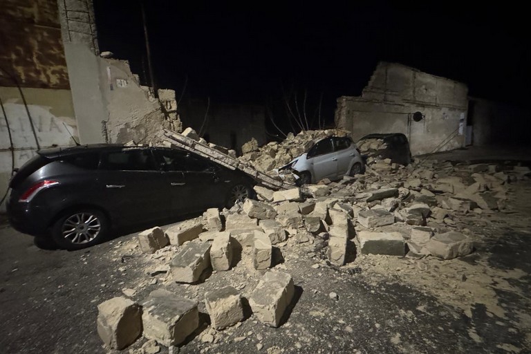 Via Maiorano - Crolla il muro della ex Angelini. <span>Foto Tonino Lacalamita</span>