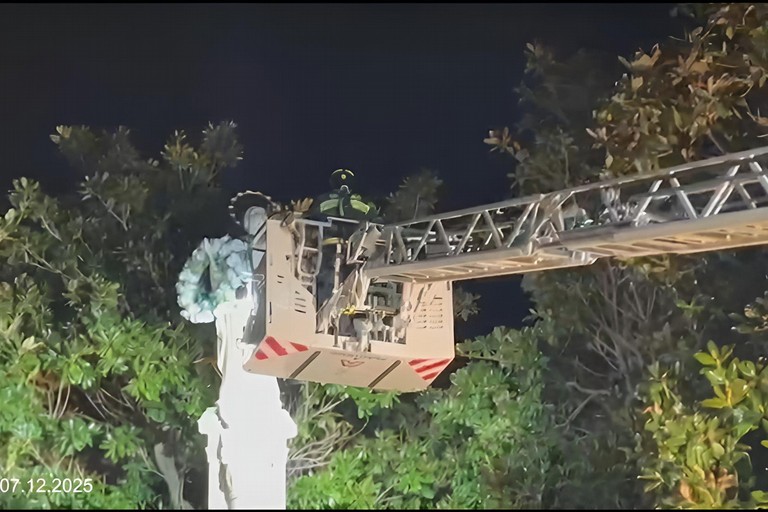 Il commovente omaggio floreale dei Vigili del Fuoco all’Immacolata. <span>Foto Tonino Lacalamita</span>
