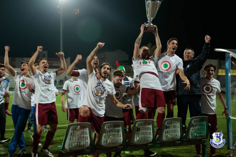 Vigor esibisce Coppa ai tifosi a Monopoli