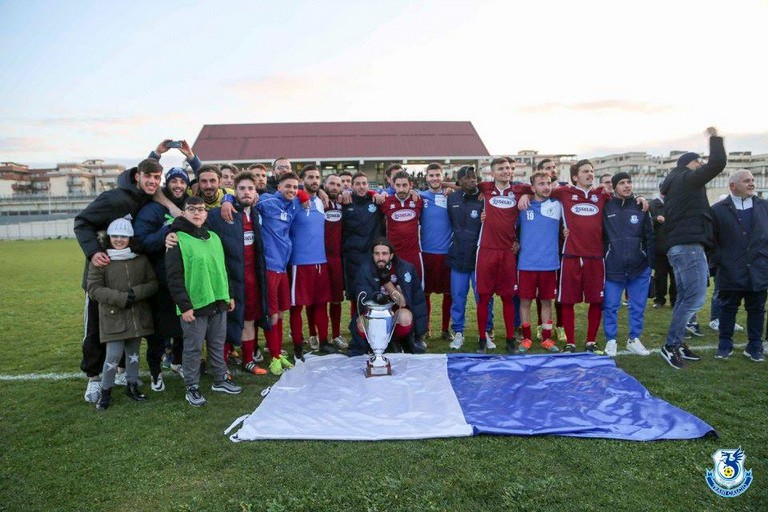 Vigor esibisce Coppa Italia agli ultras biancazzurri