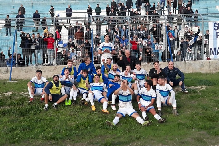 Vigor Trani festeggia sotto la gradinata