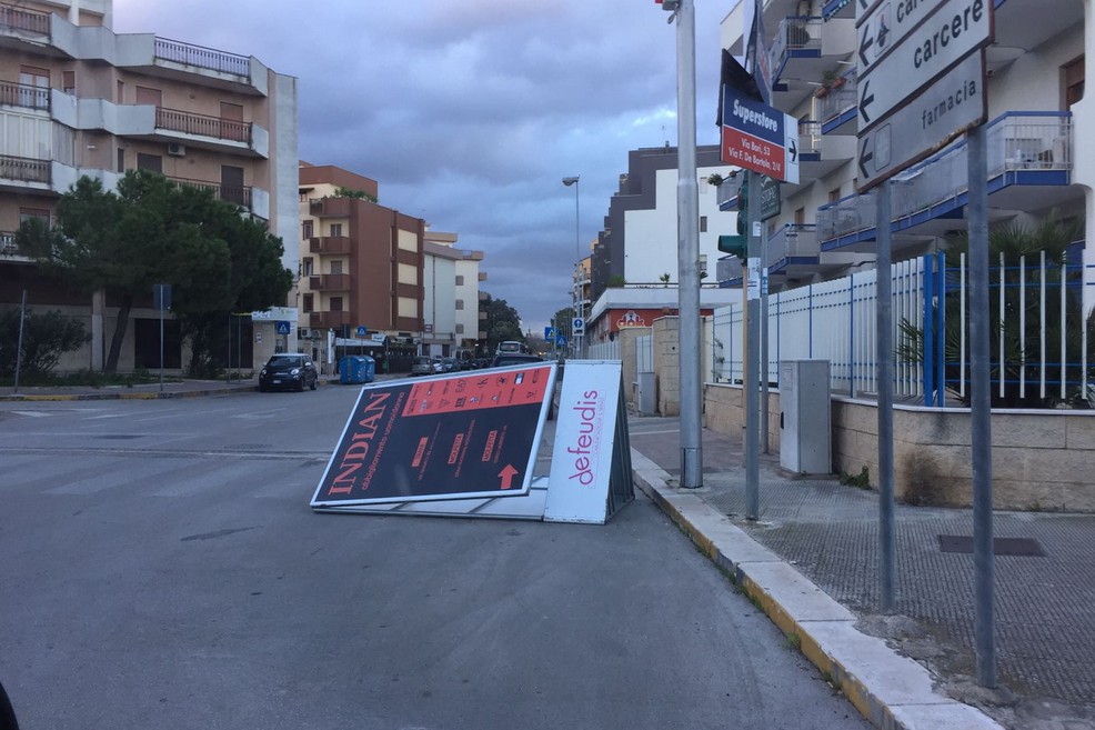 Cartellone in via Pozzopiano