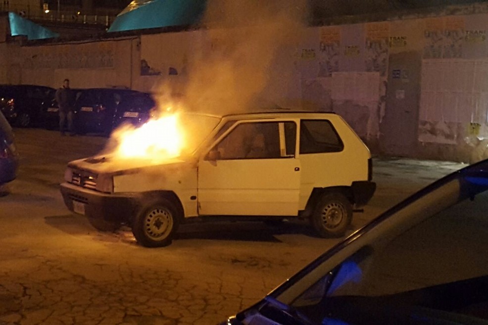 Auto in fiamme in zona stadio