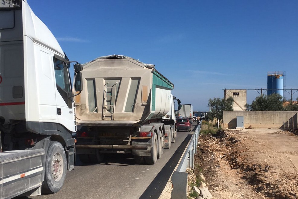 Lunga colonna di auto sulla Trani-Andria