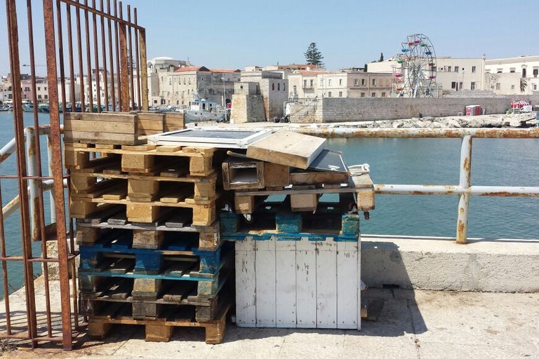 Casse di legno al Molo Sant'Antonio