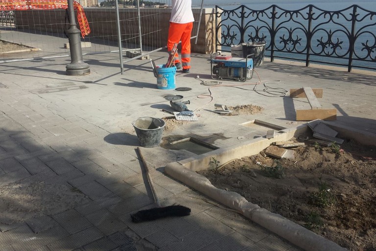 Lavori d'installazione delle panchine in pietra