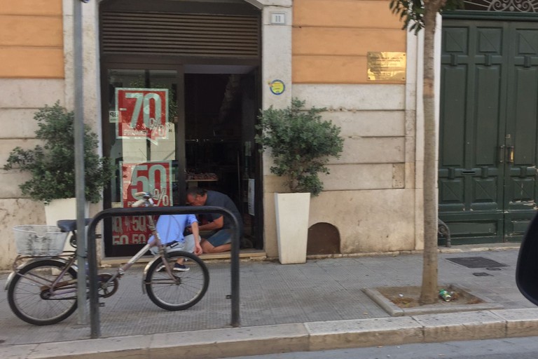 Furto in un negozio in via Aldo Moro